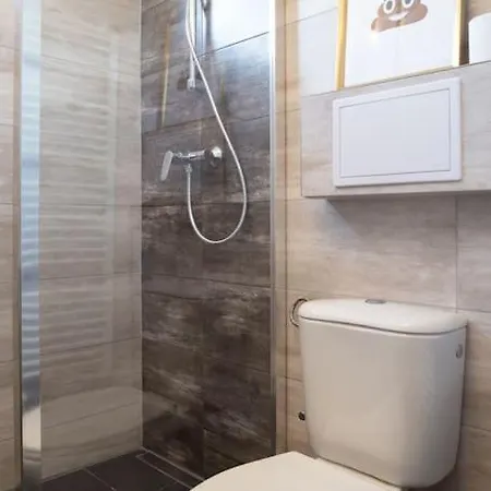 Wonderful Emoji In Oldtown, Street Parking Apartamento Bratislava