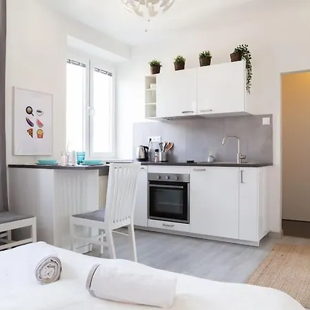 Wonderful Emoji In Oldtown, Street Parking Apartmán Bratislava